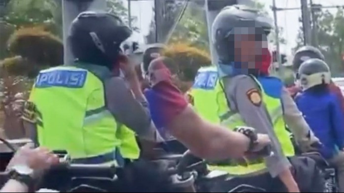 Viral oknum polisi ditegur pengguna jalan lain karena merokok di jalan