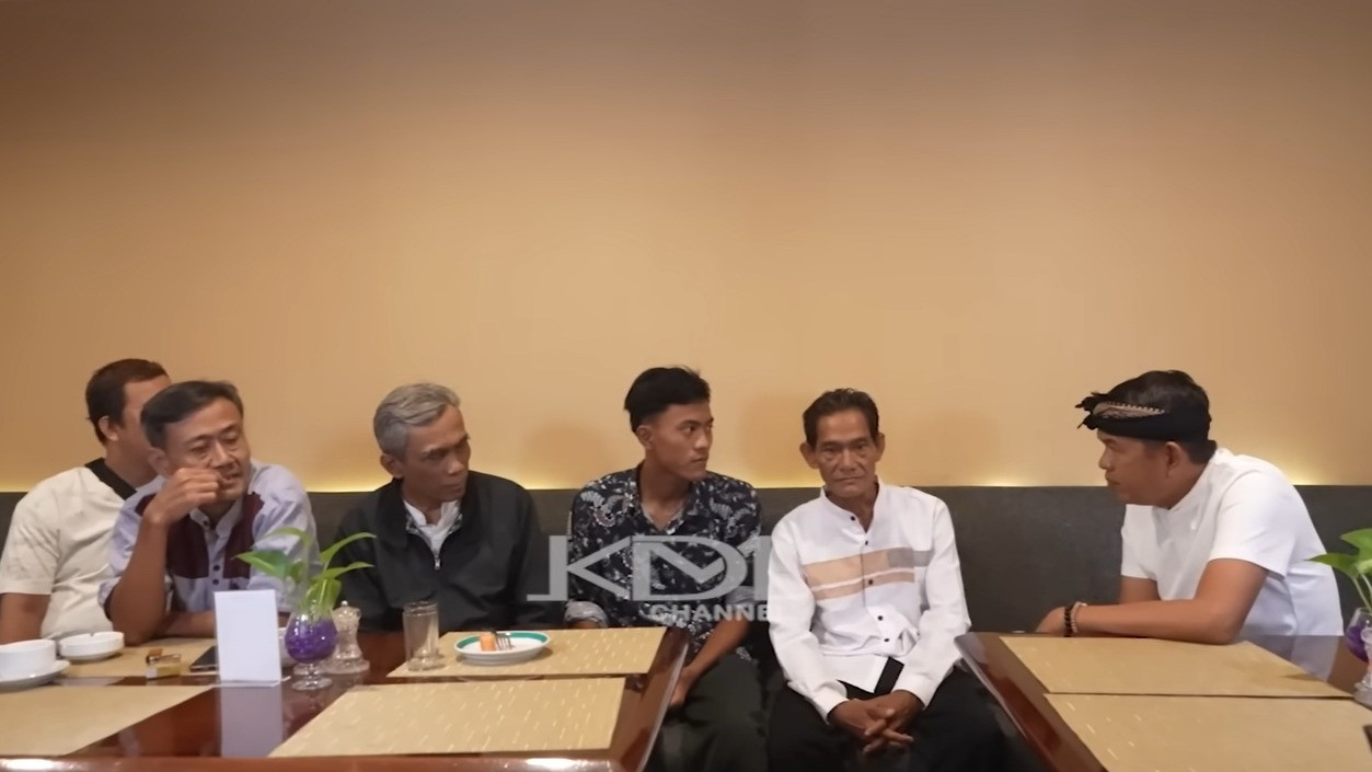 Dedi Mulyadi (KDM) berbincang dengan keluarga korban kecelakaan maut mobil Elf di Majalengka