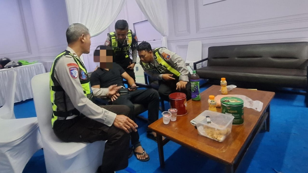 Terlihat Gelisah dan Emosional di Jembatan, Anggota Pospam dan Warga Gagalkan Percobaan Bunuh Diri Pria di Malang
            - galeri foto