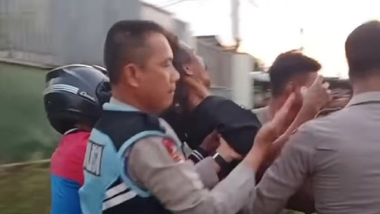 Seorang penyapu koin di Jembatan Sewo perbatasan Subang-Indramayu tertabrak mobil saat beraksi