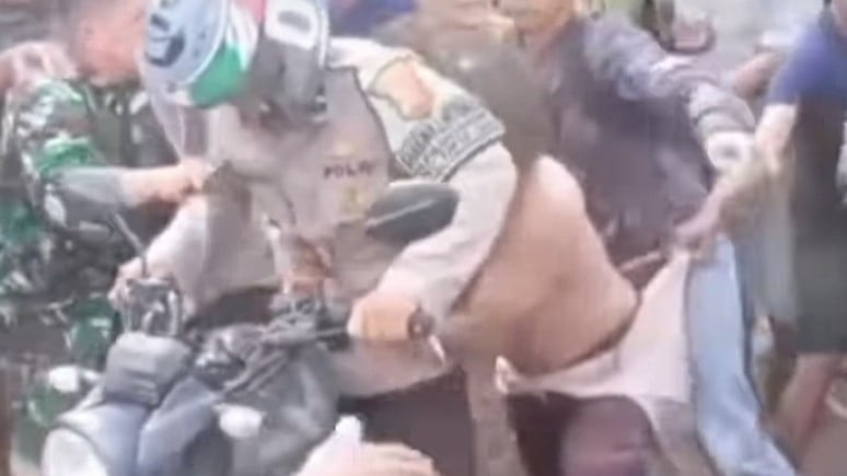 Detik-detik Ustaz Diamuk Massa Usai Digerebek Bersama Istri Orang