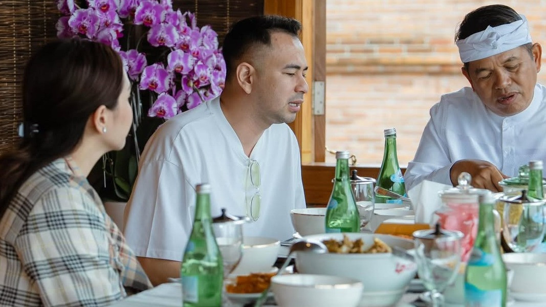 Raffi Ahmad dan Nagita Slavina berbincang dengan Gubernur Jawa Barat, Dedi Mulyadi (KDM)