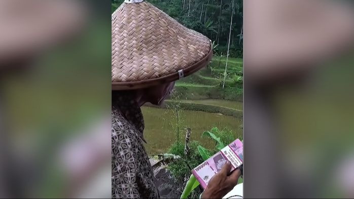 Betapa Kagetnya Kakek Penjual Cincau Ini Diberi Modal Rp10 Juta oleh Dedi Mulyadi di Tengah Jalan