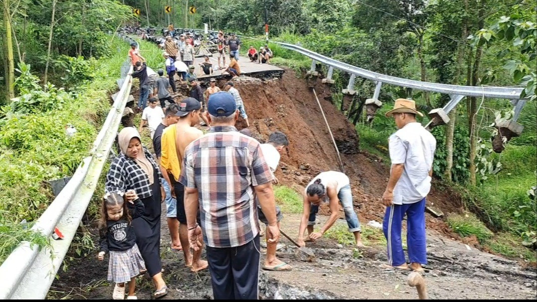 Jembatan putus di kawasan wisata Madakaripura Bromo