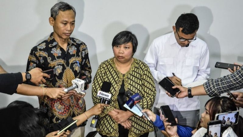 Ketua Komnas HAM Anis Hidayah (tengah) menyampaikan konferensi pers di RSCM Jakarta, Kamis (26/3/2026).