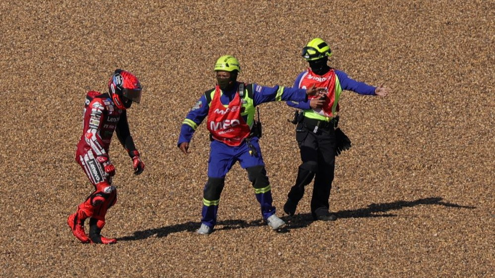 Marc Marquez saat mengalami insiden di lintasan balap