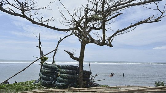 Sikap Tegas Dedi Mulyadi soal Warga Keluhkan Pungli di Pantai Sayang Heulang Garut Viral: Masa Gubernur yang Turun!
            - galeri foto