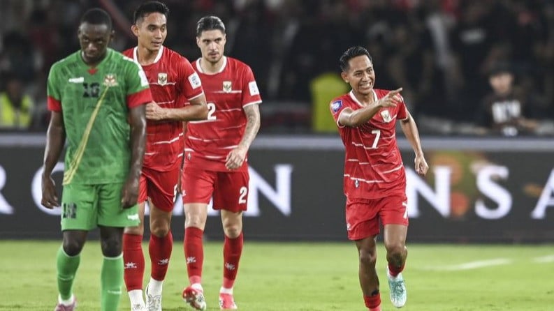 Pemain Timnas Indonesia Beckham Putra (kanan) berselebrasi usai mencetak gol ke gawang Saint Kitts and Nevis saat pertandingan FIFA Series 2026 diSUGBK, Jakarta, Jumat (27/3/).