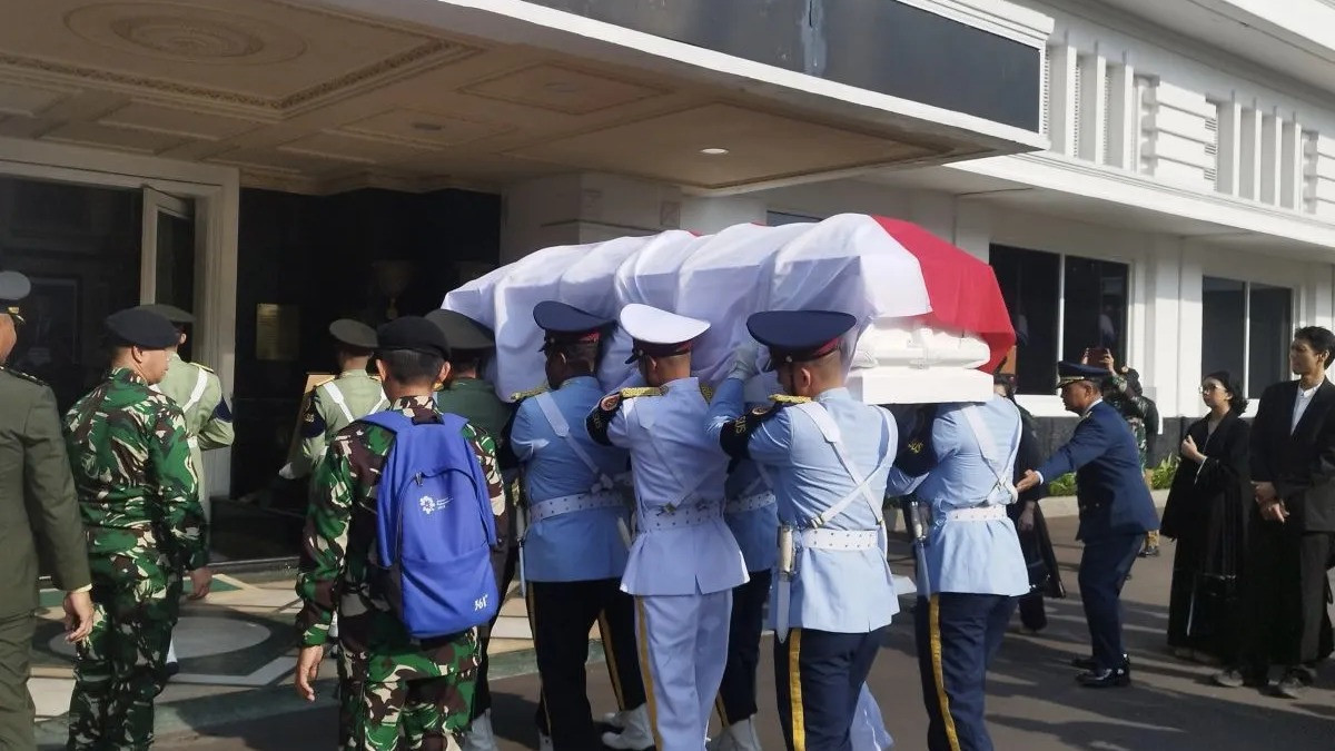 Personel TNI membawa jenazah mantan Menteri Pertahanan Juwono Sudarsono untuk disemayamkan di Gedung Kementerian Pertahanan