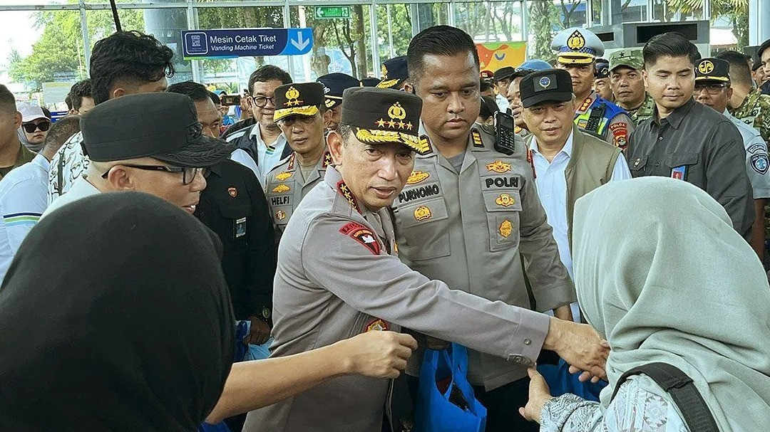 Kapolri Jenderal Pol. Listyo Sigit Prabowo saat menyapa pemudik pejalan kaki di Dermaga Reguler Pelabuhan Bakauheni, Lampung Selatan, Lampung, Sabtu (28/3/2026).