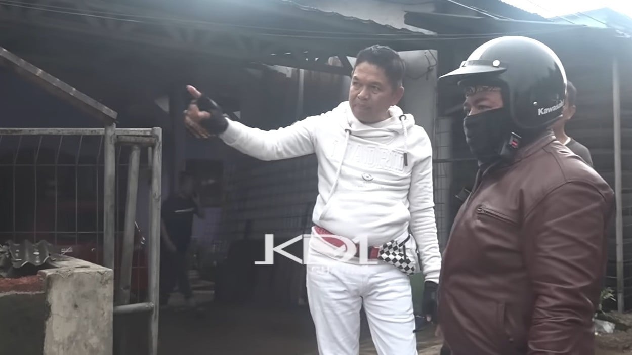 Dedi Mulyadi saat meninjau langsung warung yang tertabrak truk