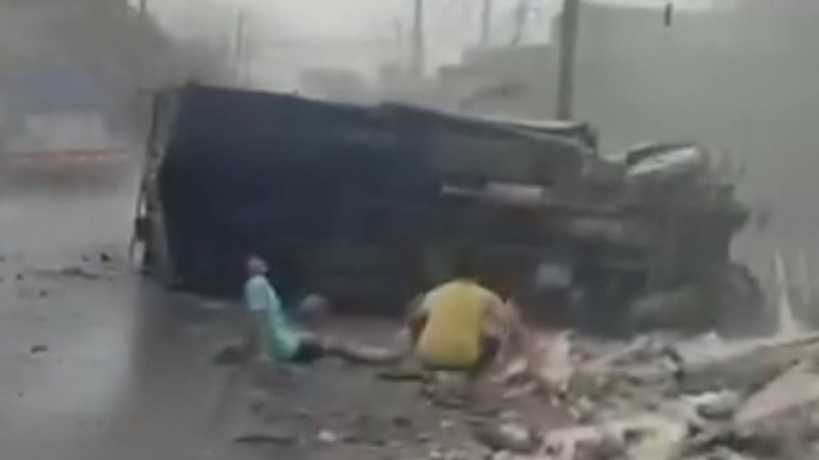 Potret truk boks pengangkut telur terguling usai menabrak warung kelontong di Cipeundeuy, Subang