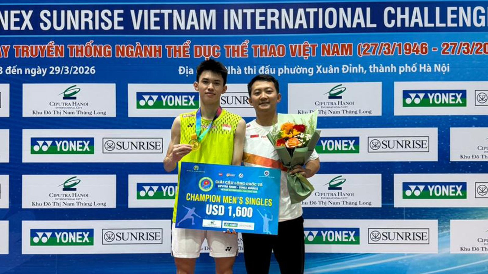 Richie Duta Richardo bersama Ihsan Maulana Mustofa selaku asisten pelatih tunggal putra PBSI saat raih gelar juara di Vietnam International Challenge 2026