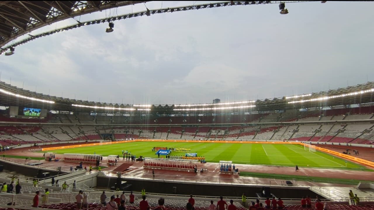 Hujan Deras Menerjang Stadion GBK