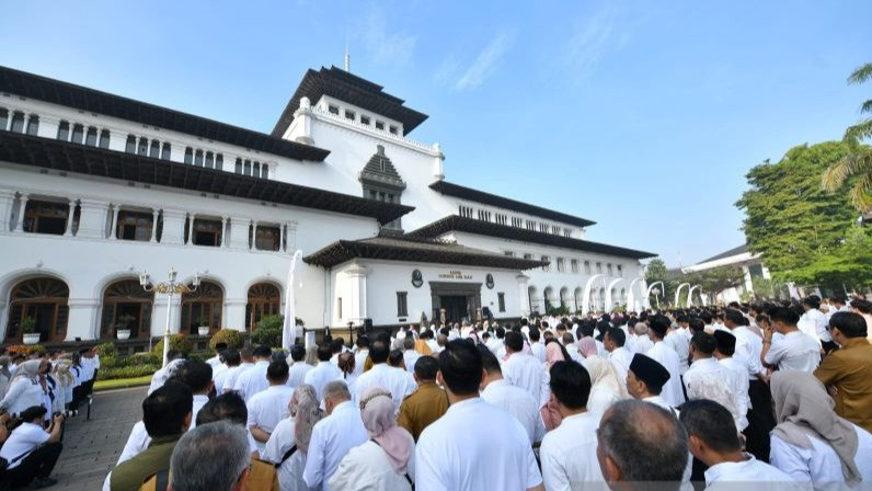 ASN Pemprov Jabar mendengarkan arahan dari Gubernur Jawa Barat Dedi Mulyadi di Gedung Sate Bandung, Senin (30/3).