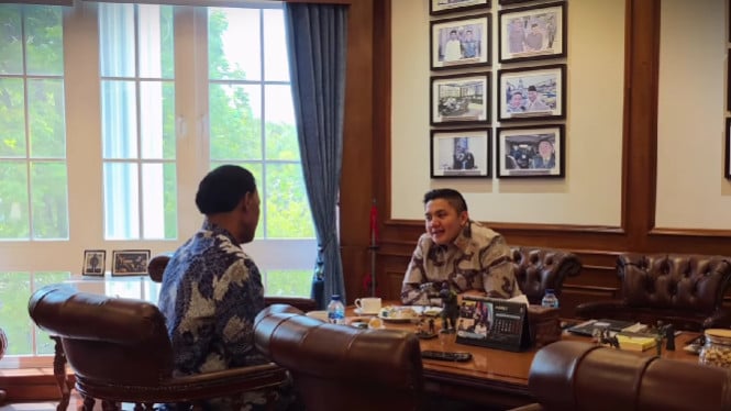 Seskab Teddy Indra Wijaya bersama Hercules