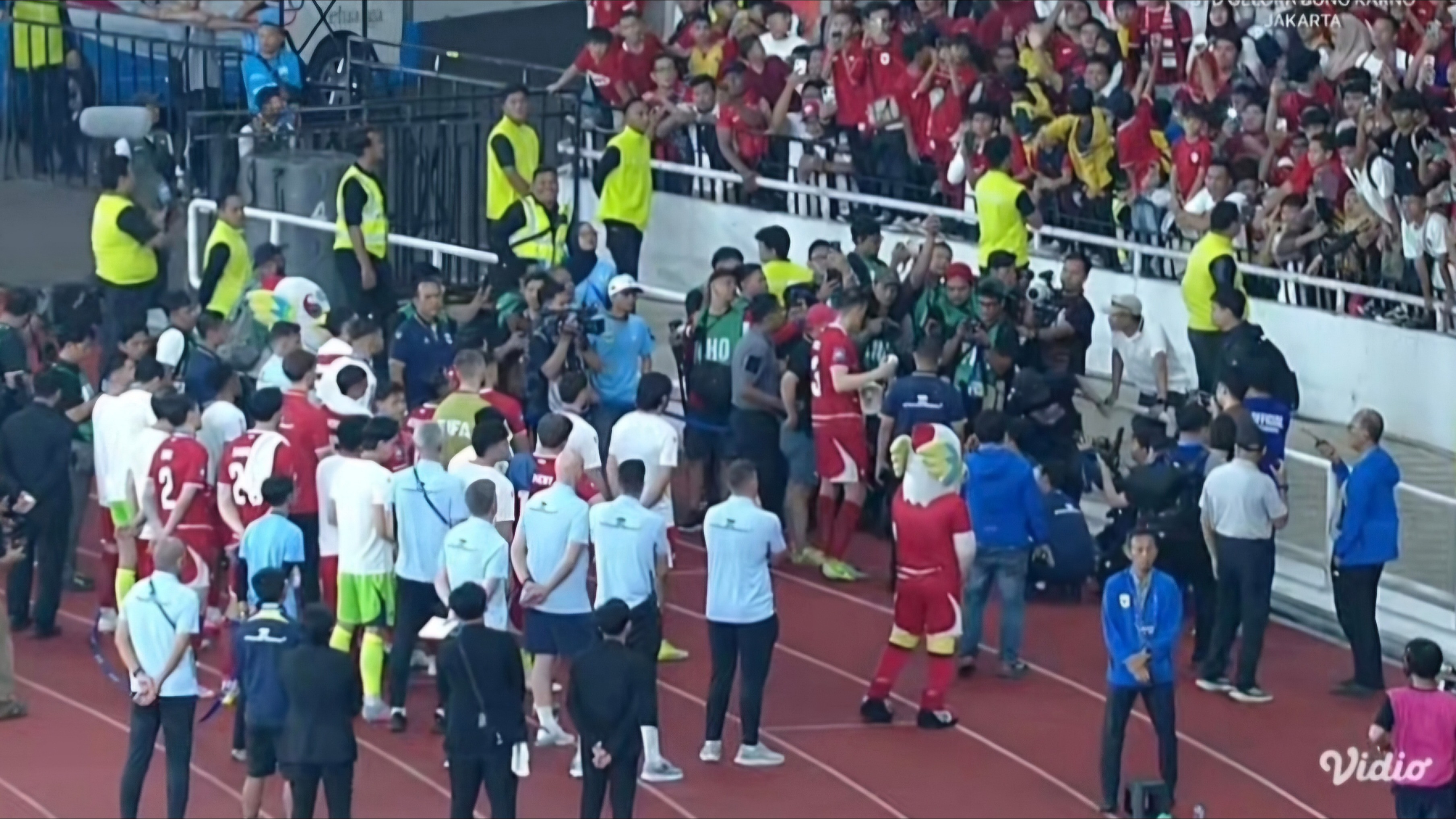 Tim kepelatihan John Herdman hampiri suporter