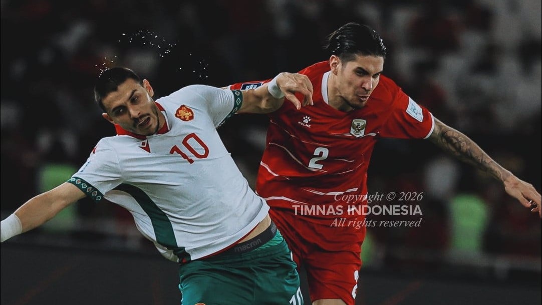 Bintang Timnas Indonesia Kevin Diks dan pemain Bulgaria