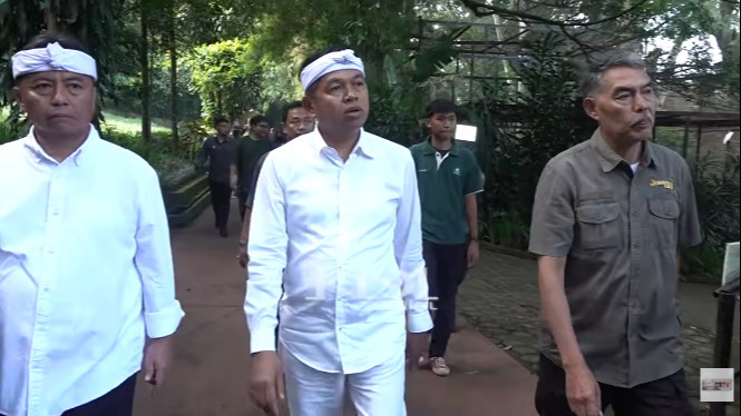 Dedi Mulyadi mengunjungi Kebun Binatang Bandung