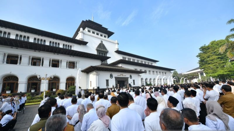 ASN Pemprov Jabar mendengarkan arahan dari Gubernur Jawa Barat Dedi Mulyadi di Gedung Sate Bandung, Senin (30/3).