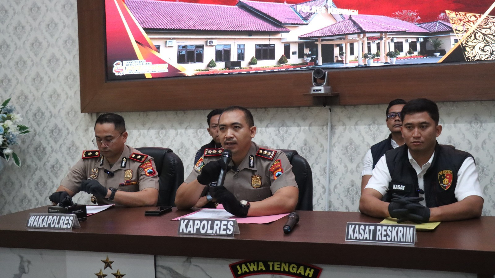 Kapolres Kebumen AKBP I Putu Bagus Krisna Purnama saat gelar jumpa pers kasus persetubuhan oleh ayah kandung di Mapolres Kebumen, Rabu (1/4/2026).