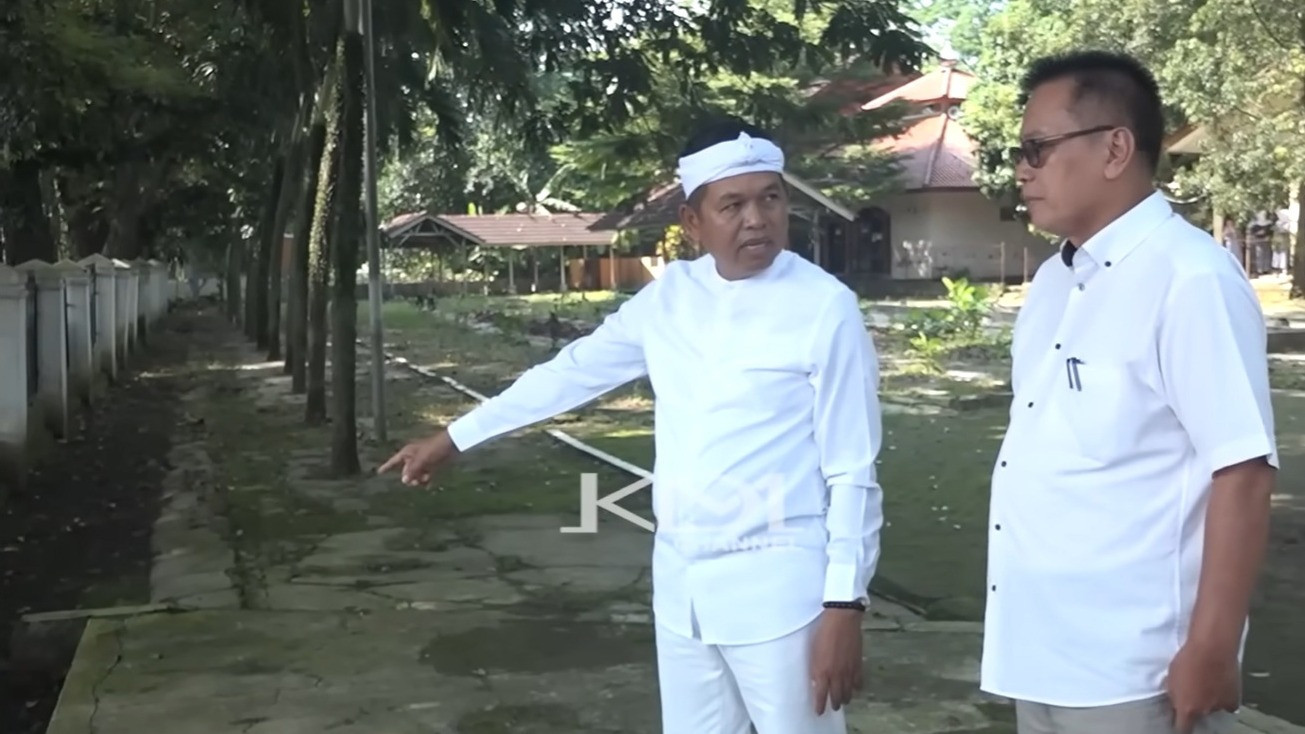 Dedi Mulyadi (KDM) tunjukkan area sekolah yang kotor kepada Kepala Sekolah SMAN 2 Subang