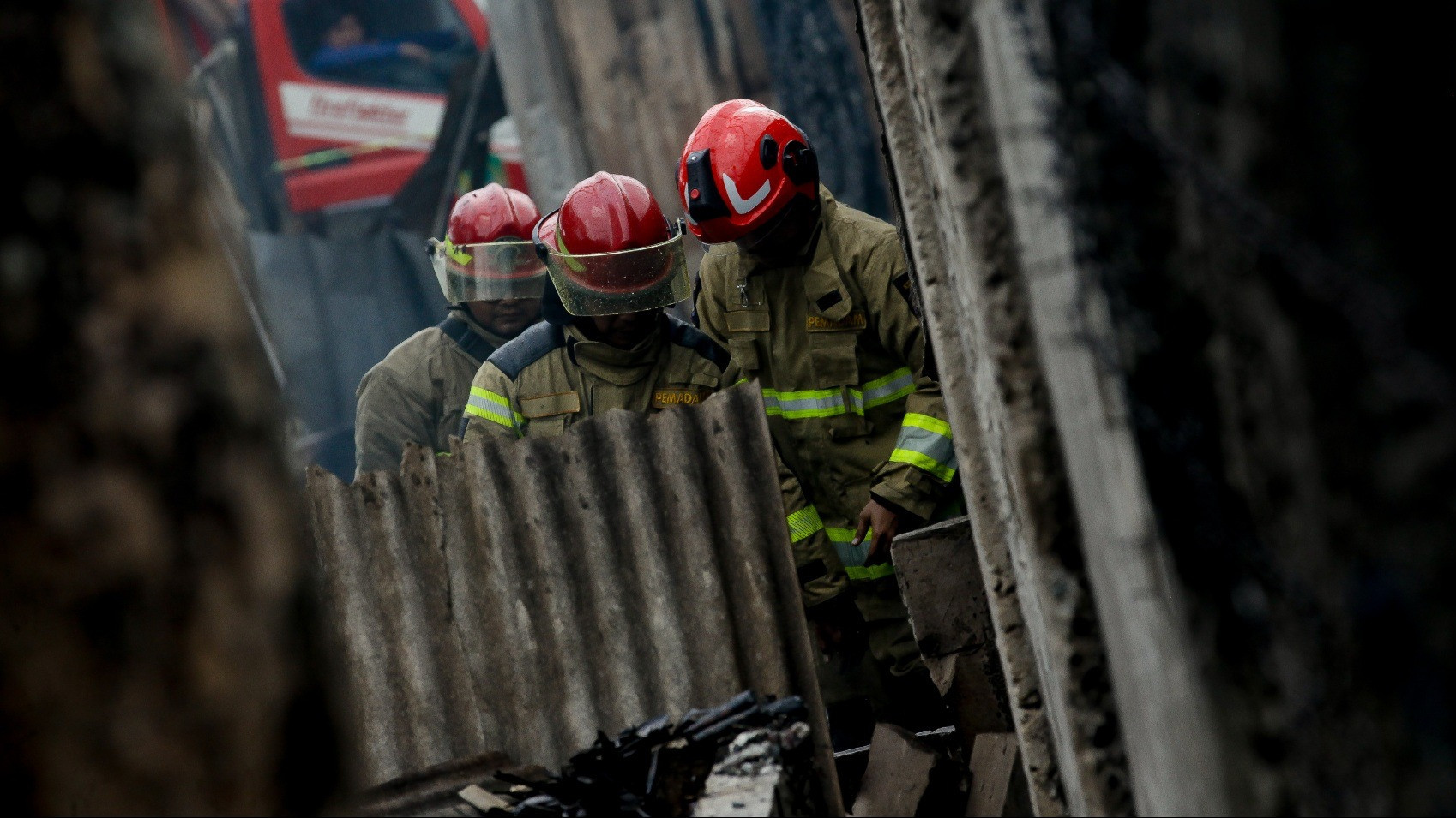 Berita Foto: Pendinginan Berlanjut, Titik Asap Masih Muncul di SPBE Cimuning Bekasi