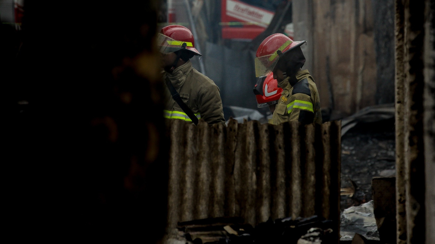 Berita Foto: Pendinginan Berlanjut, Titik Asap Masih Muncul di SPBE Cimuning Bekasi