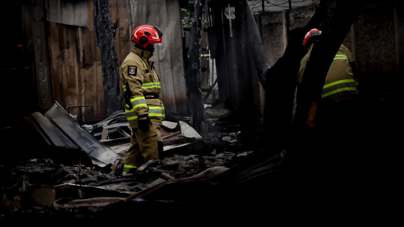 Berita Foto: Pendinginan Berlanjut, Titik Asap Masih Muncul di SPBE Cimuning Bekasi