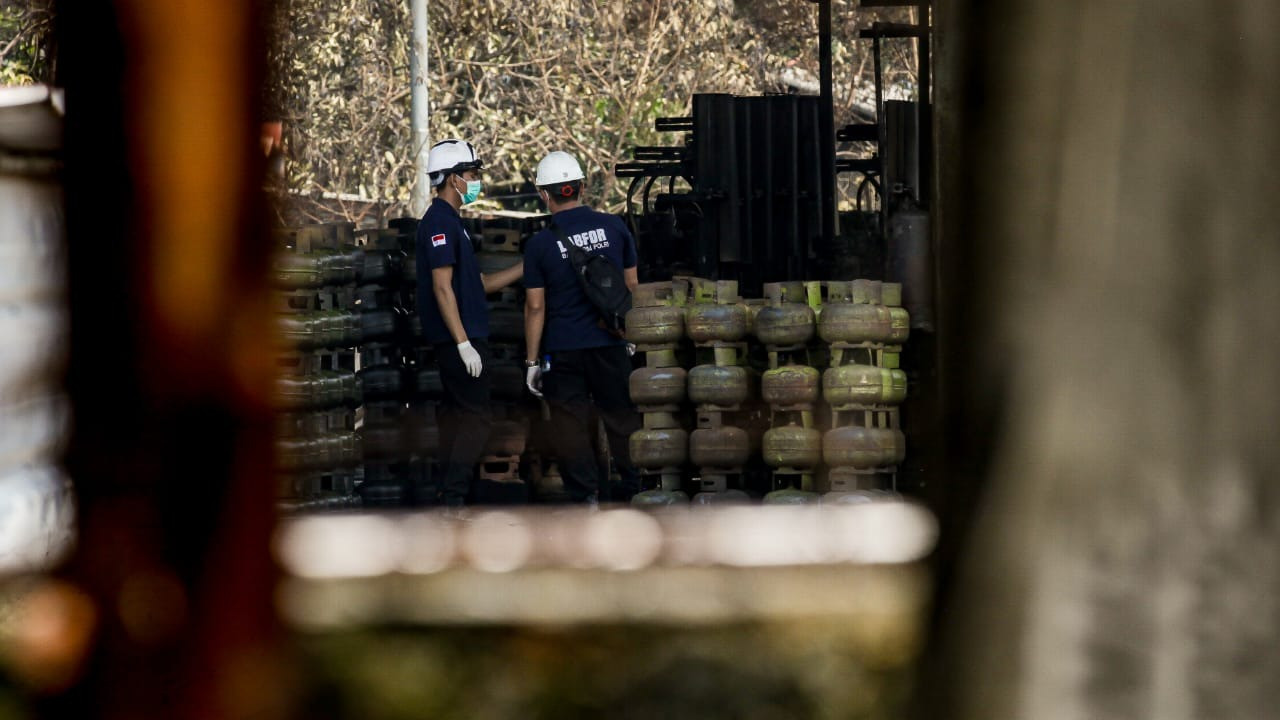 Berita Foto: Pendinginan Berlanjut, Titik Asap Masih Muncul di SPBE Cimuning Bekasi