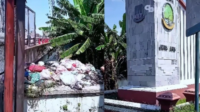 Kondisi sampah bertumpuk di area gapura perbatasan Provinsi Jabar-Jateng di Losari, Cirebon