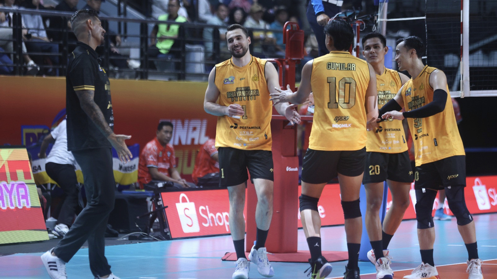 Pelatih Jakarta Bhayangkara Presisi, Reidel Toiran bersama Martin Atanasov dan kawan-kawan di final four Proliga 2026.