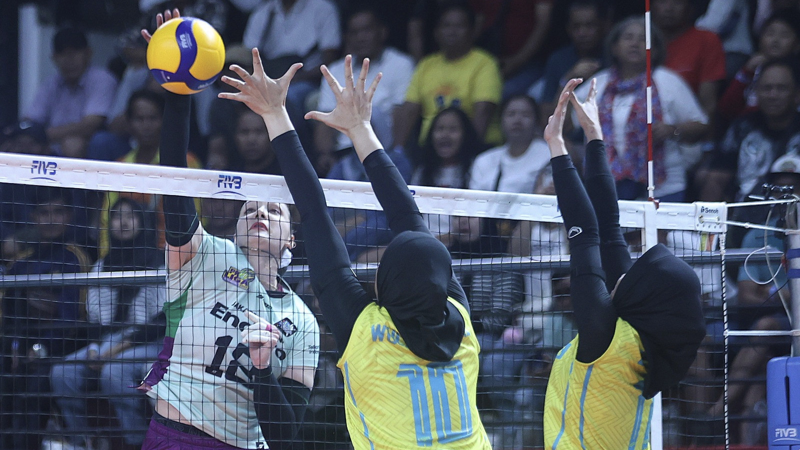 Pemain asing Jakarta Pertamina Enduro, Irina Voronkova (paling kiri) saat beraksi melawan Jakarta Electric PLN di final four Proliga 2026.