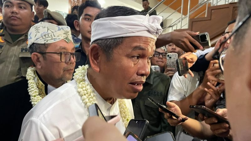 Gubernur Jabar Dedi Mulyadi (KDM) seusai menghadiri Rapat Paripurna Hari Jadi ke-544 Kabupaten Cirebon di Gedung DPRD Cirebon, Jabar