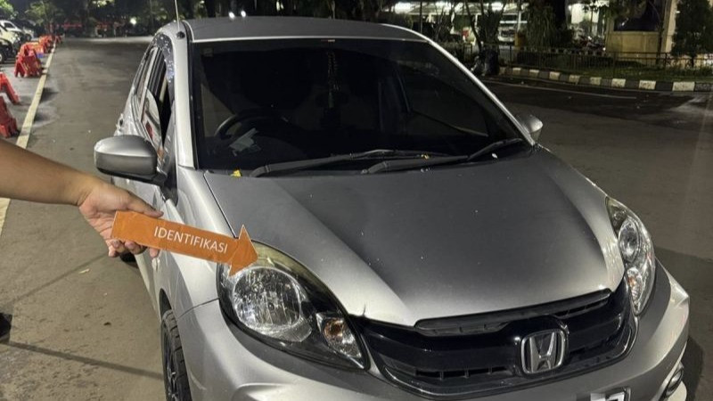 Barang bukti kendaraan sopir taksi daring yang melakukan pelecehan seksual di kawasan Apartemen Istana Harmoni, Jakarta Pusat, diamankan di wilayah Rangkapan Jaya, Depok, Jawa Barat, Rabu (1/4/2026).