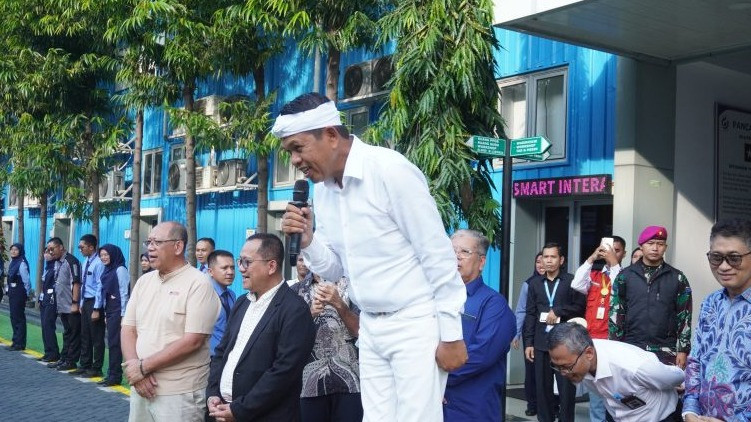 Gubernur Jabar, Dedi Mulyadi saat berkunjung ke SMK Mitra Industri MM2100, Kabupaten Bekasi