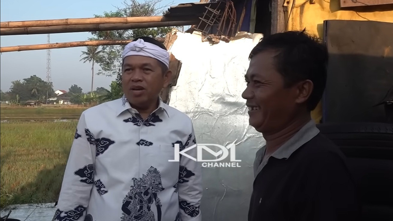 Gubernur Jabar, Dedi Mulyadi kunjungi bangunan bengkel tambal ban dan las milik Yeyep di Cirebon