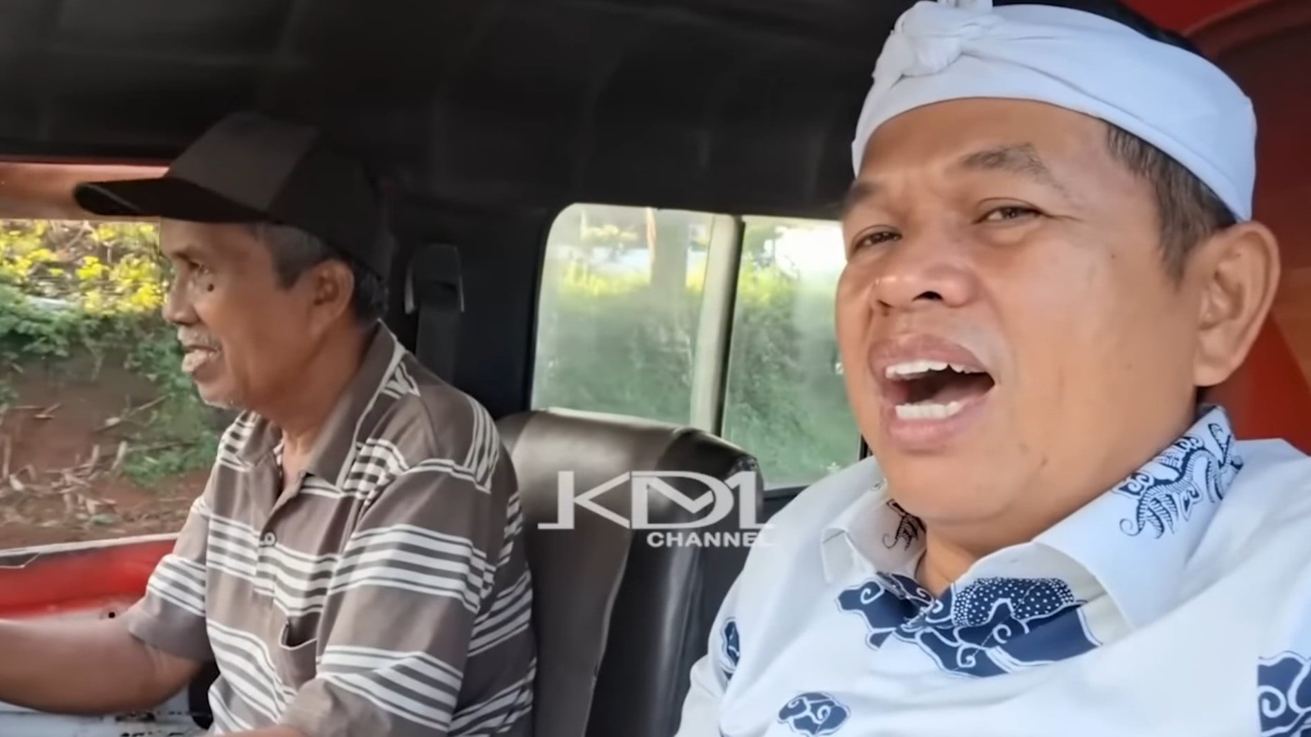 Dedi Mulyadi bersama supir angkot