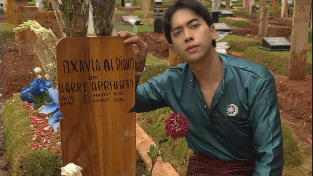 Egi Fazri di makam Vidi Aldiano