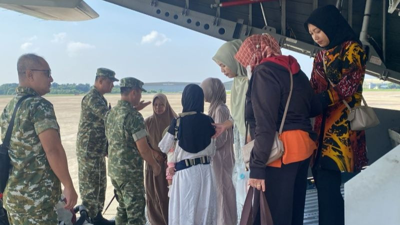 Pangdam IX/Udayana Mayor Jenderal TNI Piek Budyakto mengikuti prosesi penjemputan jenazah prajurit TNI di Bandara Internasional Soekarno-Hatta, Jakarta, Sabtu (4/4/2026).