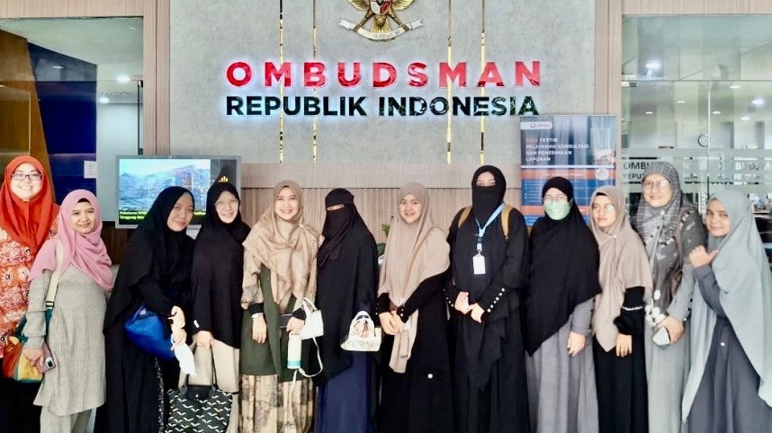 Para orang tua siswa SMK IDN di kantor Ombudsman RI untuk memfollow up polemik pencabutan izin operasional sekolah.