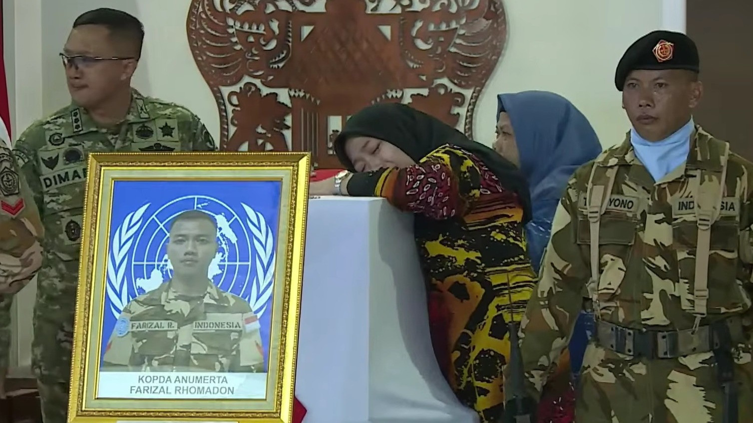 Istri Praka Farizal Rhomadhon, yakni Fafa Nur Azila (25) tak kuasa menahan tangis di hadapan Presiden Prabowo di VIP Room Terminal 3 Bandara Soekarno Hatta, Banten, Sabtu (4/4/2026).