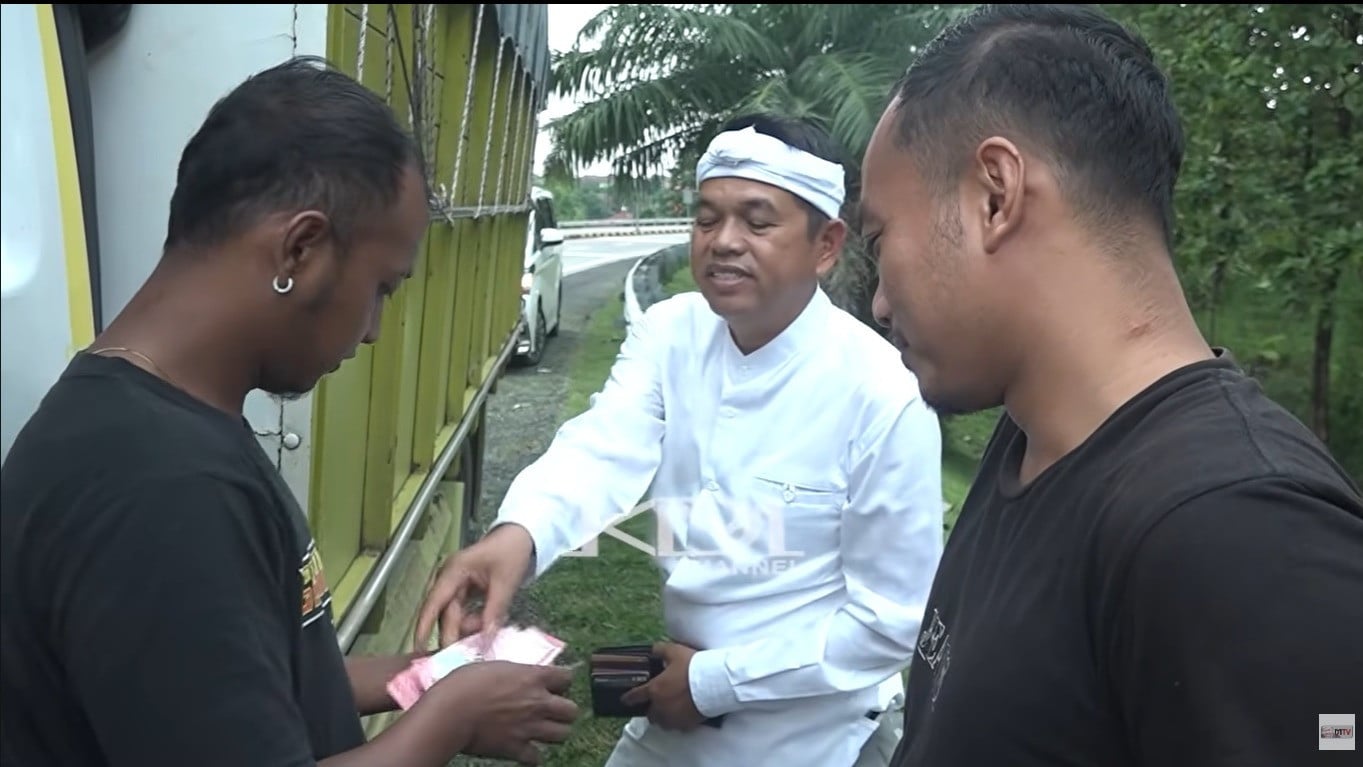 KDM beri bantuan ke sopir truk asal Jawa Tengah