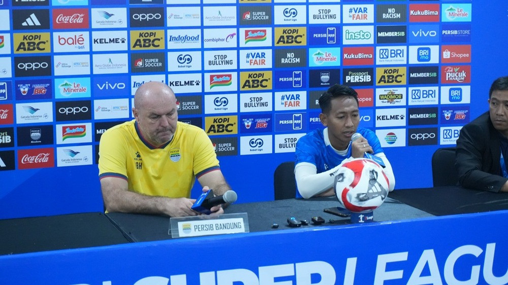 Pelatih Persib Bandung Bojan Hodak dan gelandang Beckham Putra