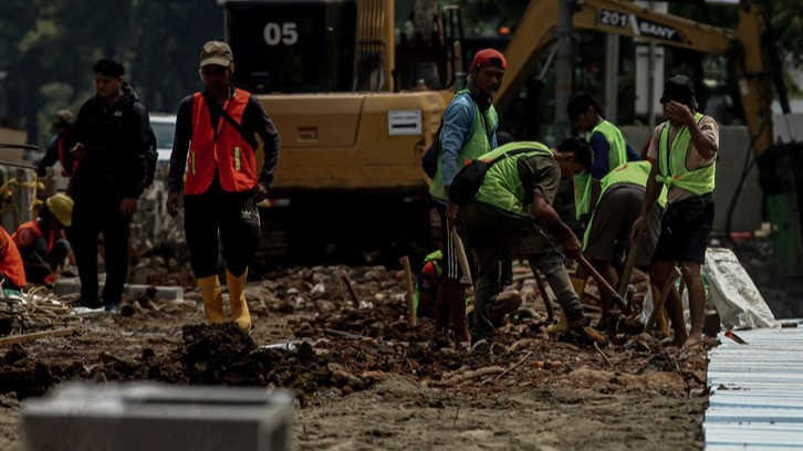 Revitalisasi Trotoar Rasuna Said Dimulai Setelah Pembongkaran Tiang Monorel