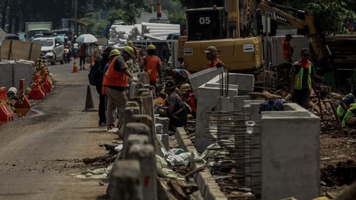Revitalisasi Trotoar Rasuna Said Dimulai Setelah Pembongkaran Tiang Monorel