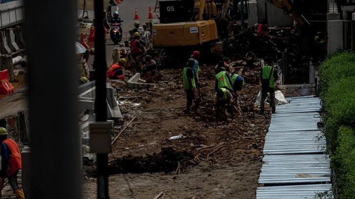Revitalisasi Trotoar Rasuna Said Dimulai Setelah Pembongkaran Tiang Monorel
