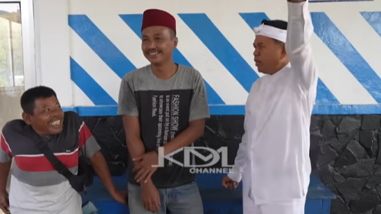 Dedi Mulyadi dengan sopir truk yang mengangkut tanah
