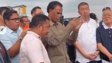 Hercules Rosario Marshal menjelaskan soal penguasaan lahan negara milik PT KAI di Tanah Abang, Jakarta Pusat saat disambangi Menteri PKP, Maruarar Sirait