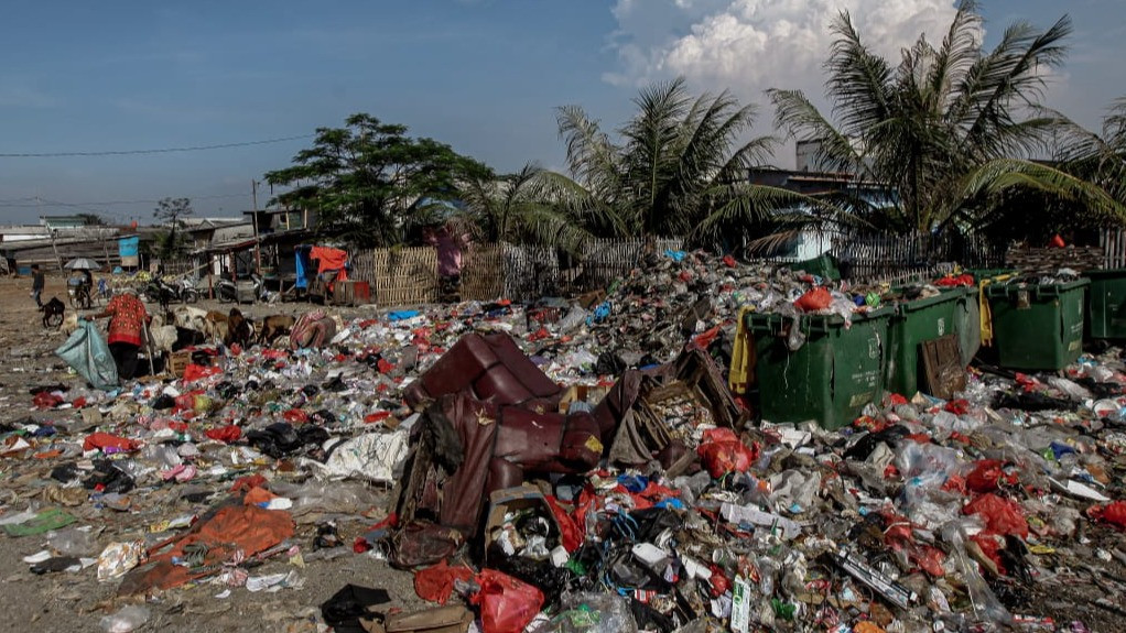 Berita Foto: Gunungan Sampah Dibiarkan, Warga Kalibaru Hirup Bau Menyengat Tiap Hari